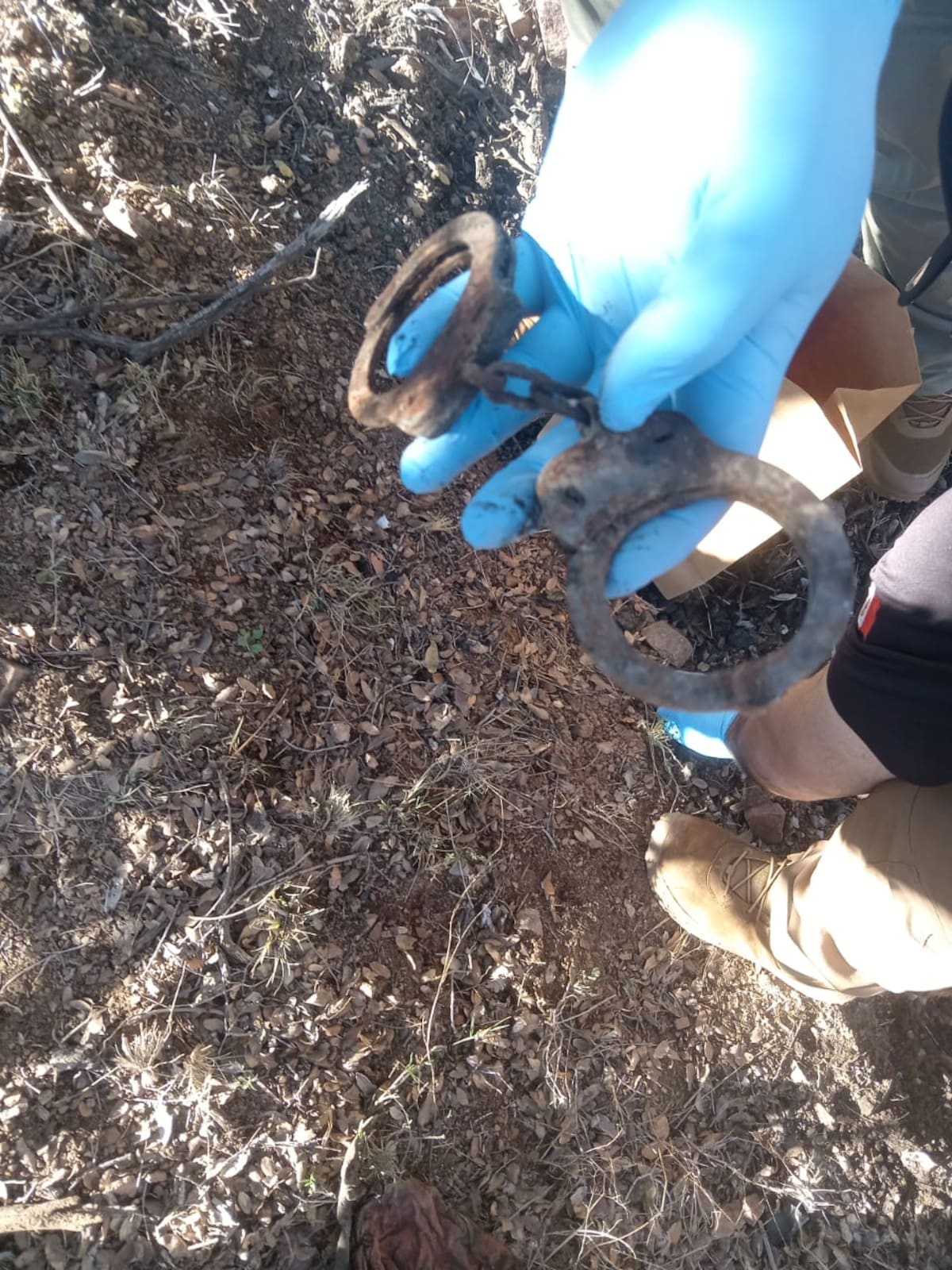 En el sitio se hallaron prendas y objetos personales.