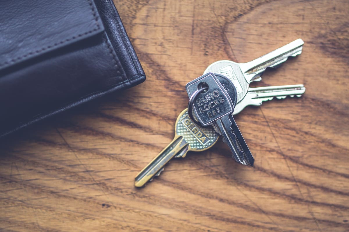 Las llaves sobre la mesa: qué revela este gesto y cómo cambiarlo para mejorar el orden en casa