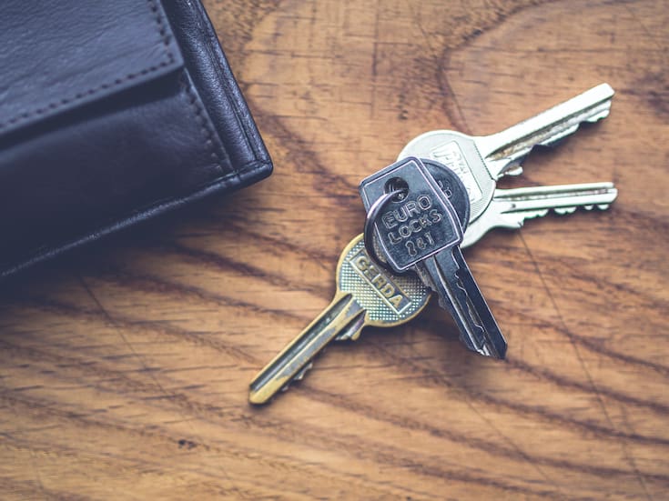 Las llaves sobre la mesa: qué revela este gesto y cómo cambiarlo para mejorar el orden en casa