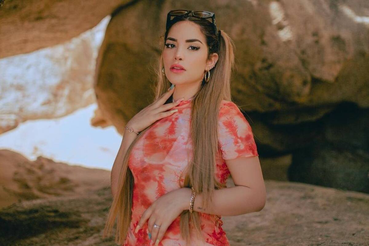 Kimberly Loaiza enseña pierna en minifalda
