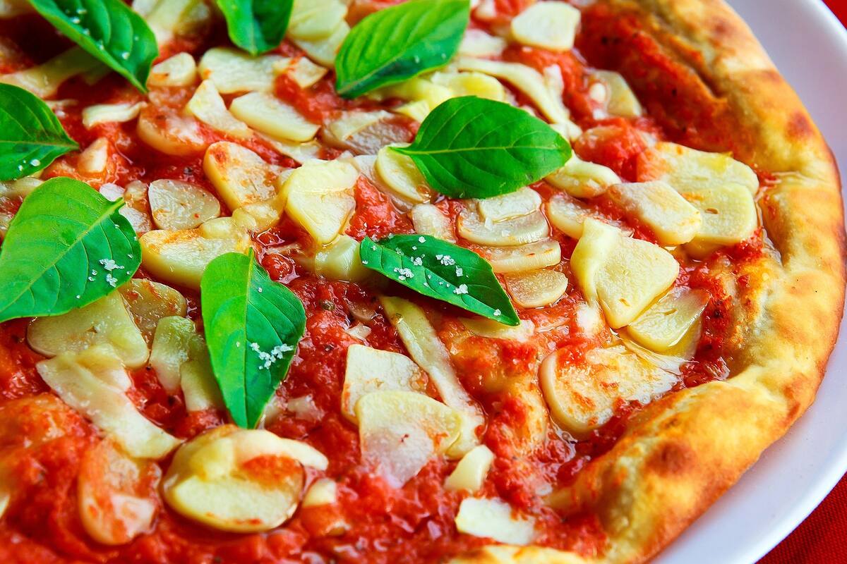 Bitcoin: Hace 10 años un joven compró dos pizzas por 10 mil bitcoins; hoy valen 92 mdd
