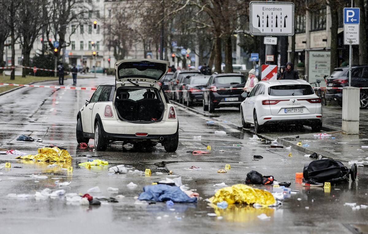 Mientras tanto, la policía ha acordonado el área y está llevando a cabo una “operación importante”. Helicópteros sobrevuelan la zona, y se insta a los residentes a evitar el lugar para facilitar el trabajo de los servicios de emergencia. Foto: EFE.