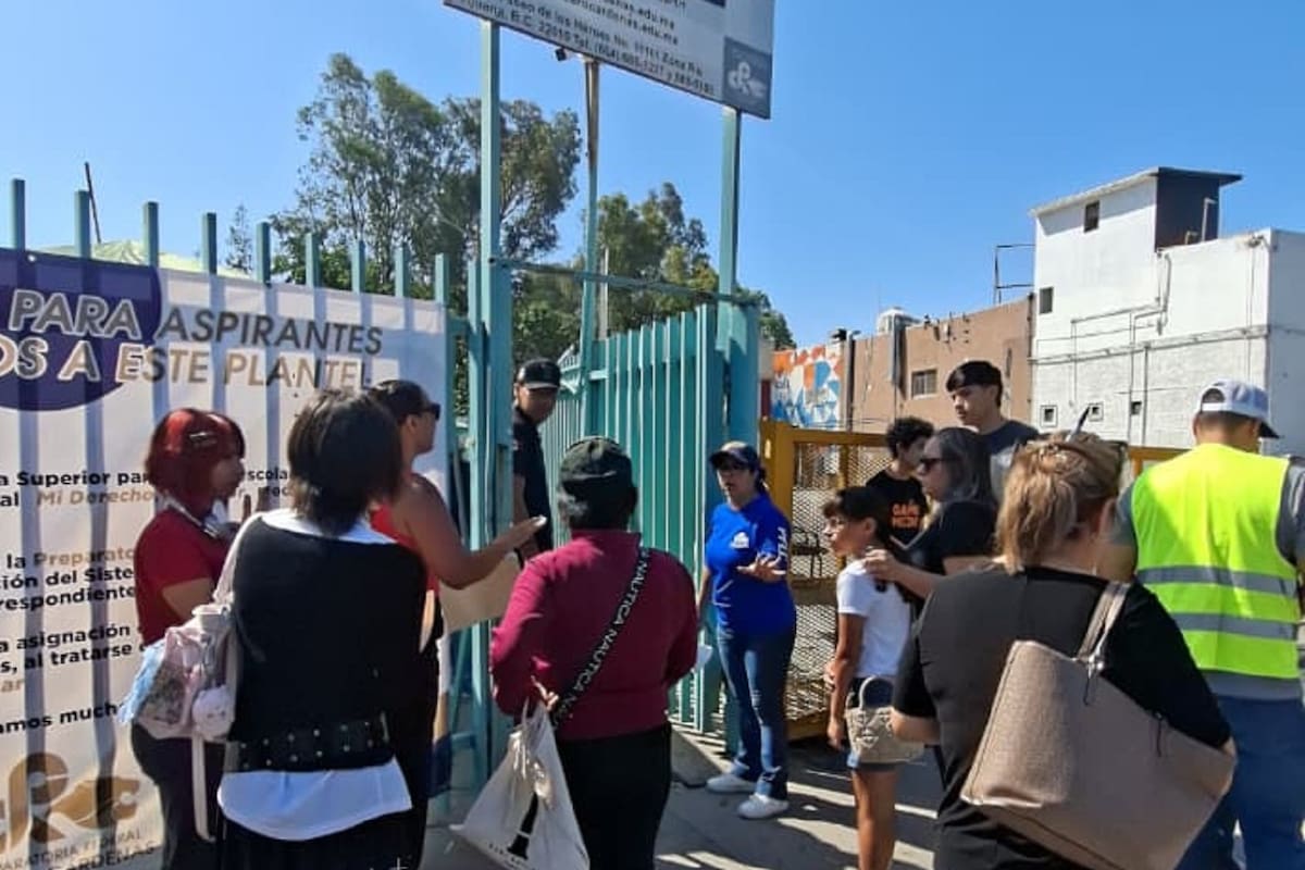 Celebran que quedaron en la ‘prepa’ Lázaro Cárdenas