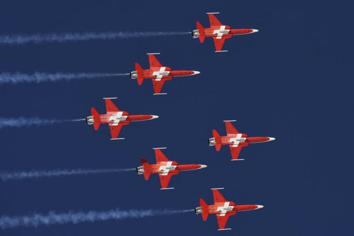 Fuerza Aérea Suiza hace espectáculo en pueblo equivocado