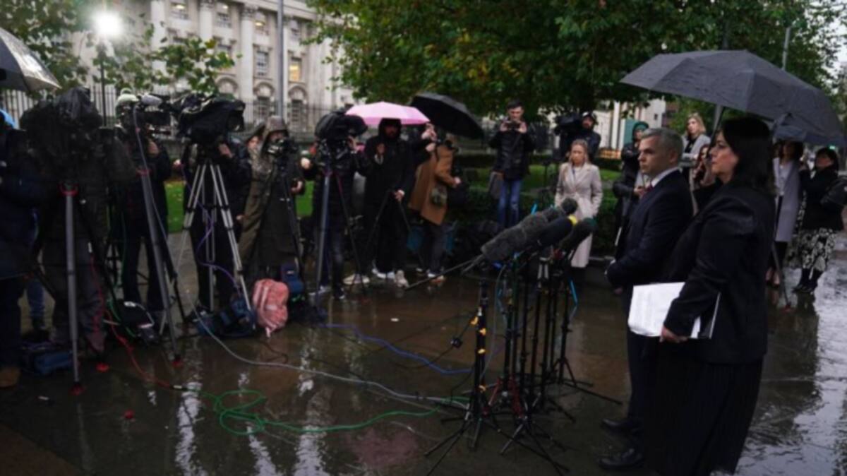 El Detective Jefe Superintendente Eamonn Corrigan, del Servicio de Policía de Irlanda del Norte, y Catherine Kierans, del Servicio de Fiscalía Pública de Irlanda del Norte, hablan con los medios de comunicación frente al Tribunal de la Corona de Belfast después de que el prolífico depredador en línea Alexander McCartney fuera condenado a un mínimo de 20 años de prisión tras admitir 185 cargos que involucraban a 70 niños. / Brian Lawless-PA Images-Getty Images