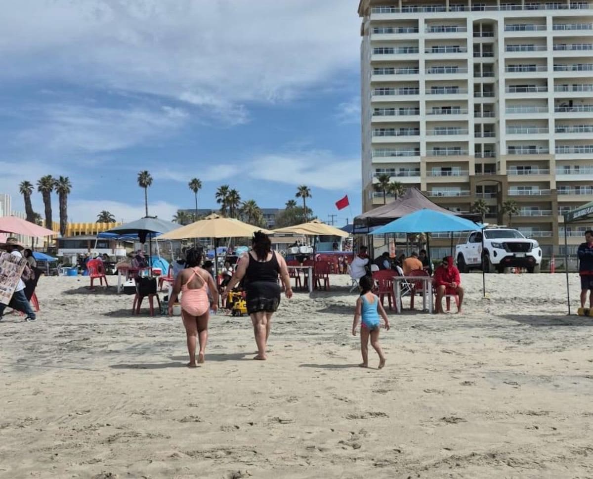 Autoridades activaron una torre de vigilancia en la zona costera para supervisar a los bañistas ante el aumento de visitantes, mientras preparan el resto de la infraestructura previo a la Semana Santa. Foto: Carmen Gutierrez