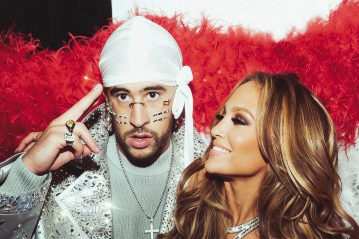 JLO apapacha a Bad Bunny antes de su concierto