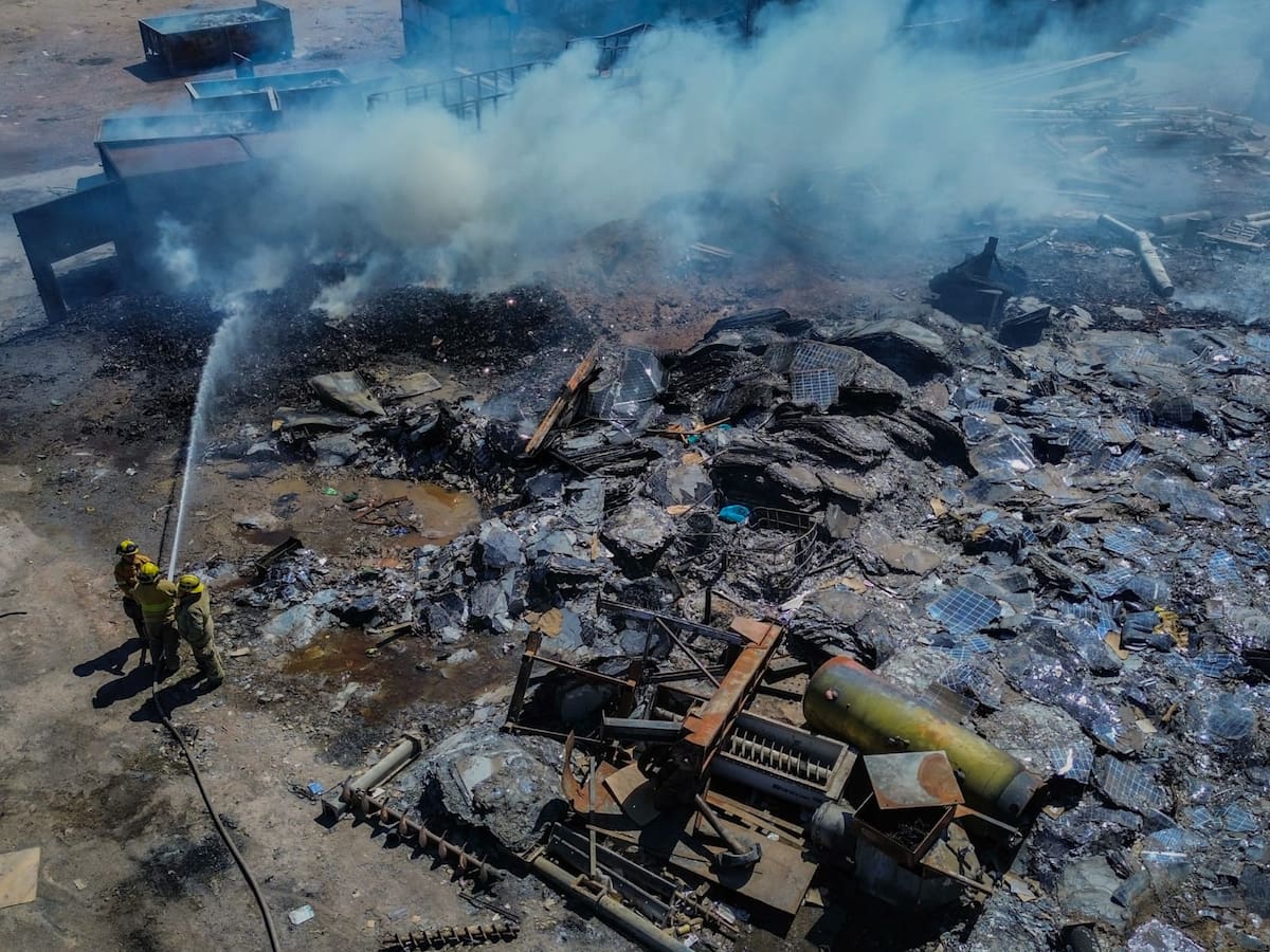 VUELVE EL FUEGO. Por segunda vez en un lapso de dos meses, se incendia planta recicladora ubicada sobre carretera a San Felipe y Gral. Santiago Vidaurri. (FOTO: JAVIER GALLEGOS)