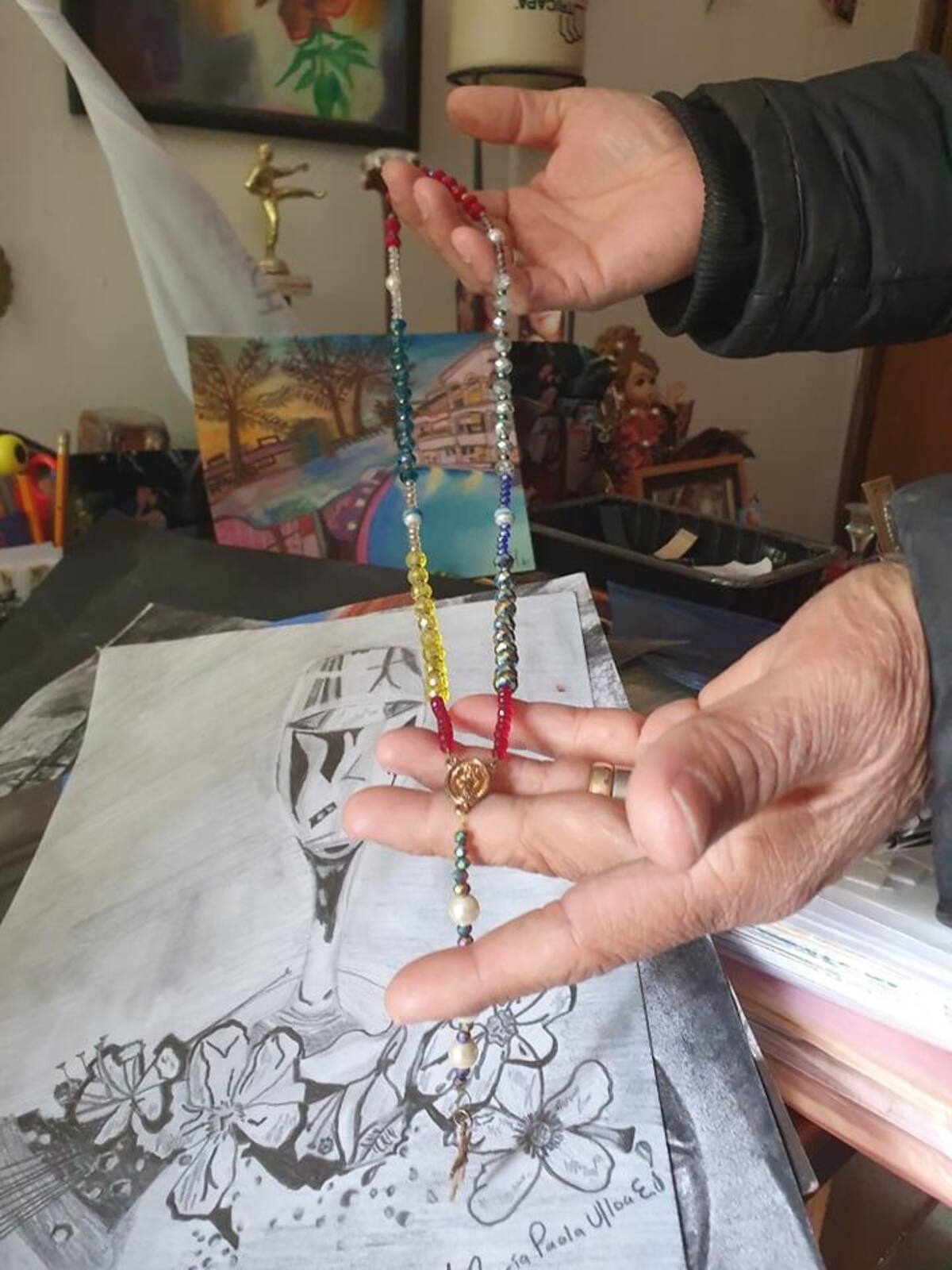 Además de dibujar y pintar, la joven hace Rosarios para vender.