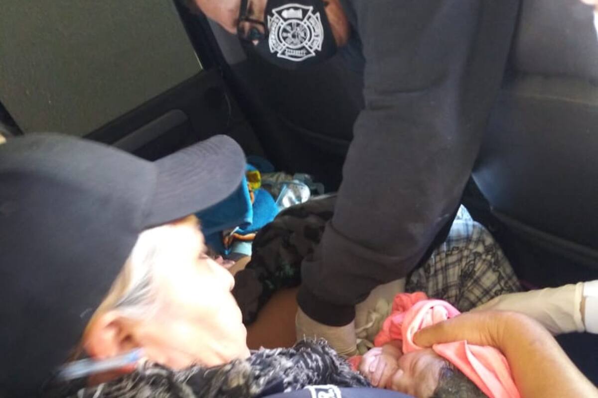 Policía atiende a mujer en parto, en SLRC