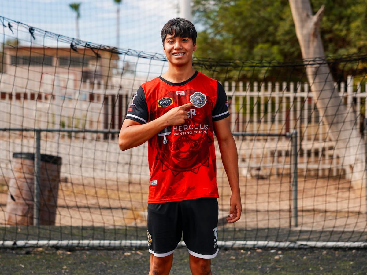 Lyonel Adolfo Preciado Mejía, de 18 años, posa antes de viajar a Oaxaca para incorporarse a la pretemporada de los Alebrijes, donde buscará un lugar en el fútbol profesional. (Foto: Juan J. Morales)