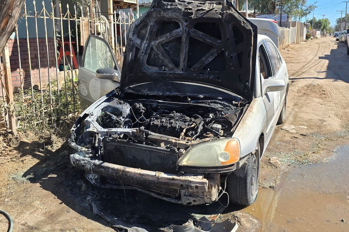 Incendian vehículo abandonado con bomba molotov en la colonia Flores Magón