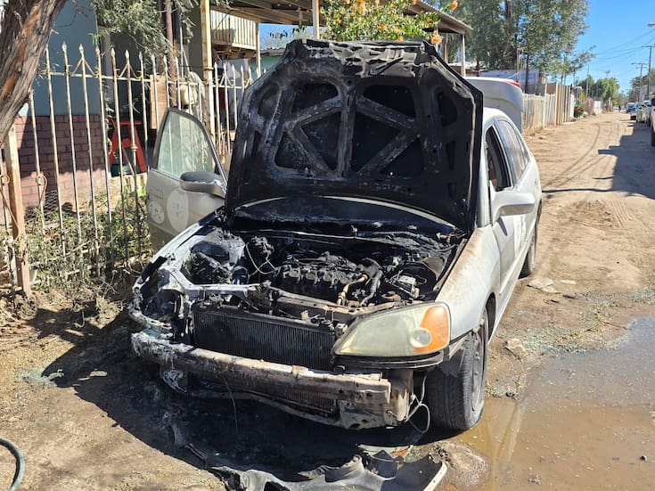 Incendian vehículo abandonado con bomba molotov en la colonia Flores Magón