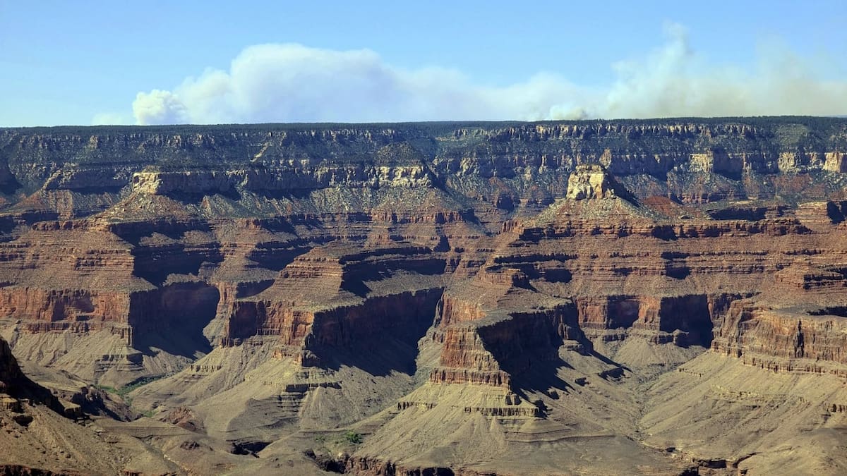 Esta imagen proporcionada por Eddie Vallee y tomada desde el borde sur del Parque Nacional del Gran Cañón, en el Norte de Arizona, muestra humo sobre el borde norte del parque el jueves 10 de julio de 2025. | Crédito: Eddie Vallee vía AP