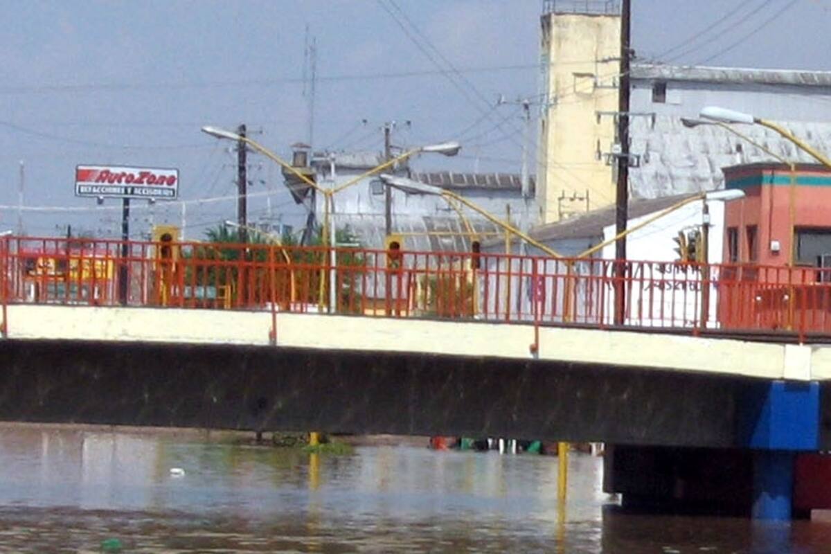 Cierran por lluvias el paso de desnivel de la calle 200 en CO ¿Cuánto tiempo?