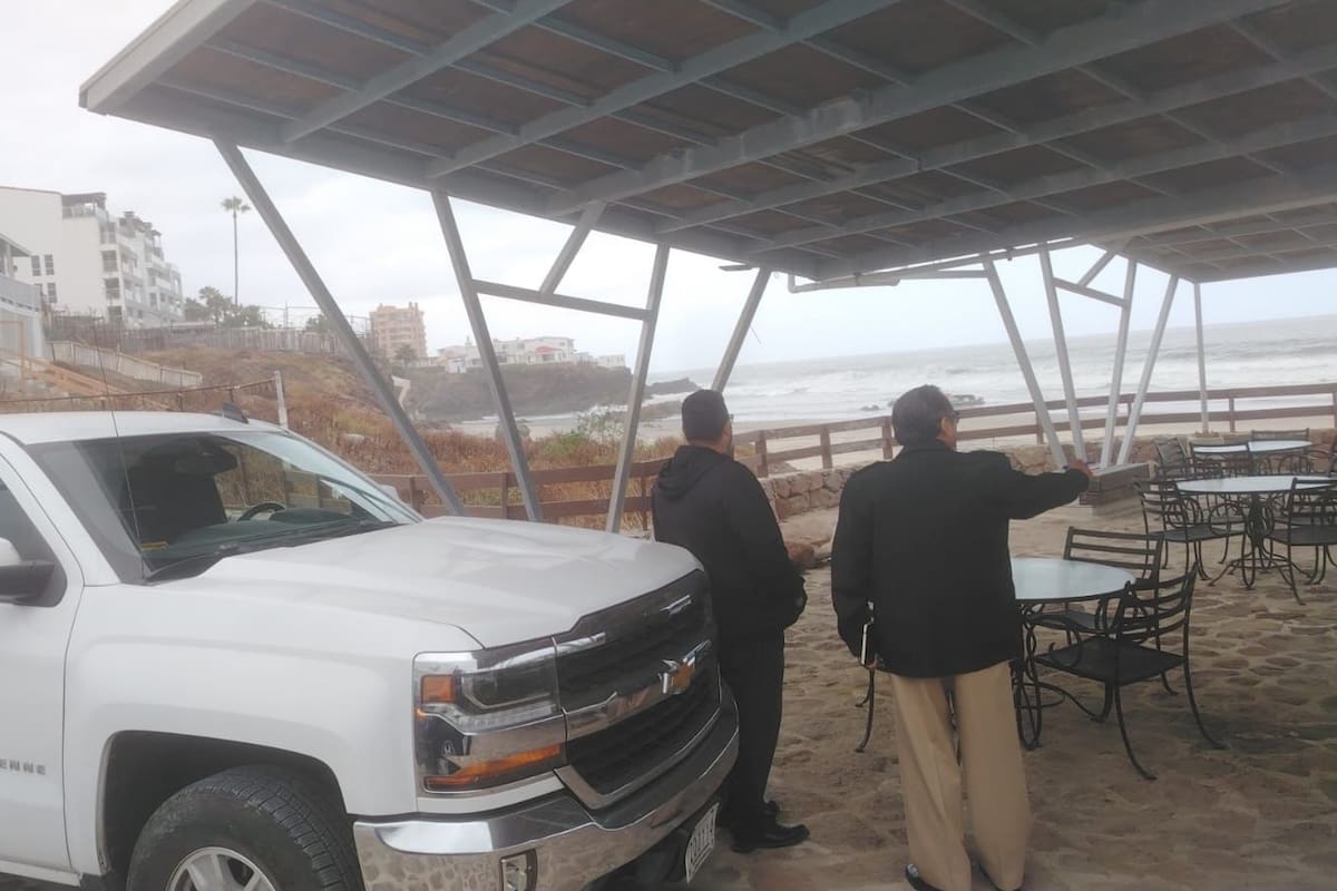Abandonan embarcación con bidones de gasolina en costas de Rosarito