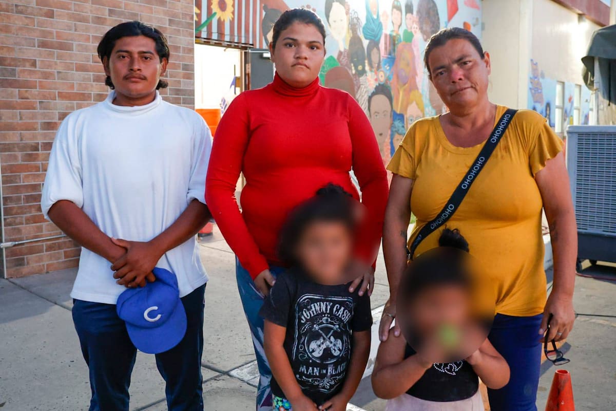 Desplazados por la violencia en Sinaloa llegan a Mexicali; buscan alejar a sus hijas de esa vida