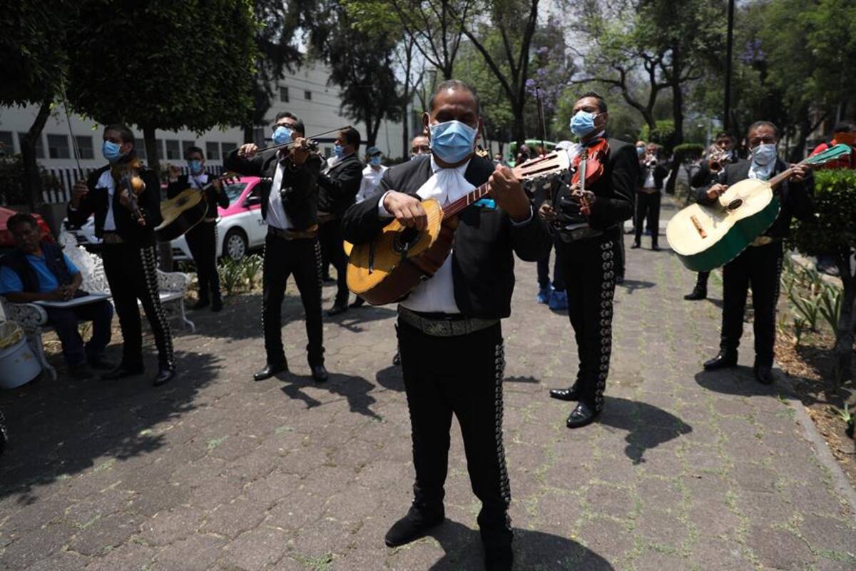 Mariachis llevan serenata a pacientes con coronavirus en el INER