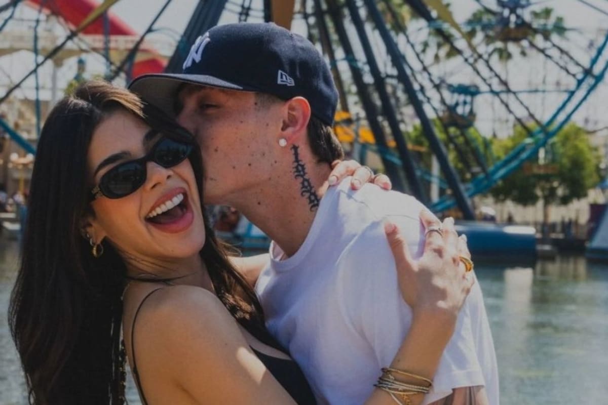 Kenia OS y Peso Pluma derrochan amor durante visita a Disneyland, California