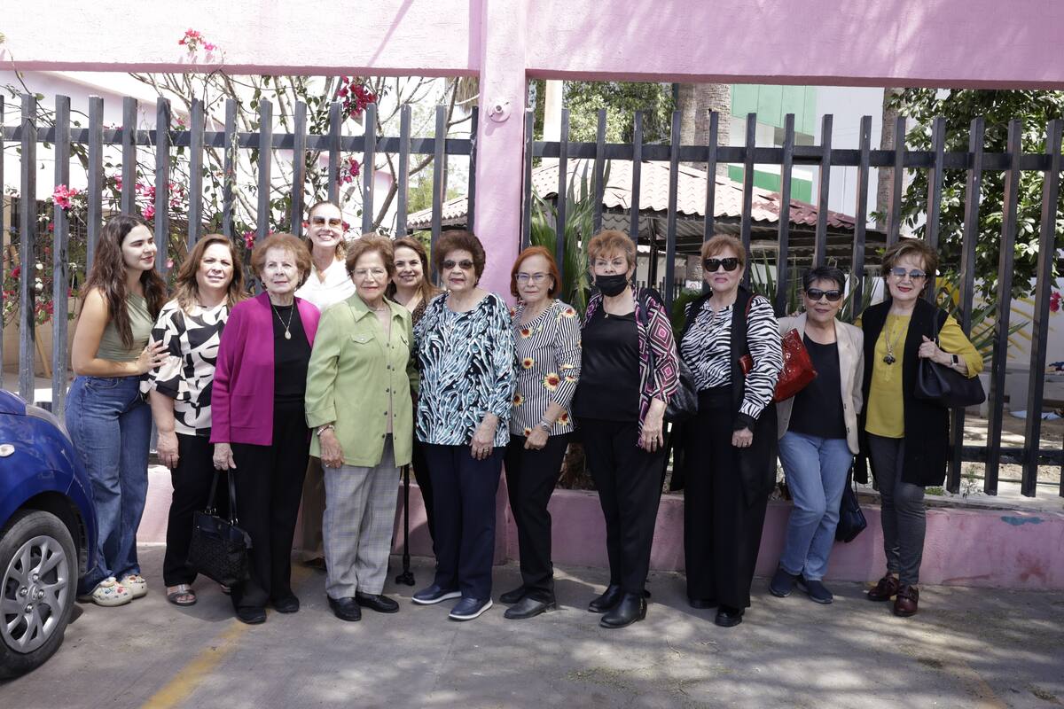 Marta Aguayo de Uruchurtu, presidenta del patronato del albergue Luz Valencia, realizó el último recorrido por el lugar y después se tomó una foto acompañada de integrantes del patronato. FOTO: TEODORO BORBÓN