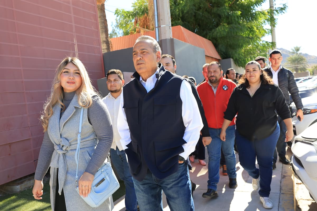 Manlio Fabio Beltrones es captado al salir de las instalaciones del PRI, después de presentar su registro a la precandidatura por la Senaduría.