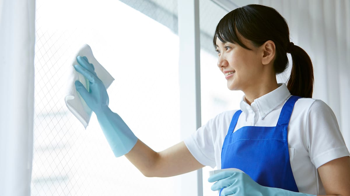 Las tareas del hogar y el cuidado de otras personas siguen recayendo principalmente en las mujeres, de acuerdo con estudios sobre el uso del tiempo. Foto: Canva