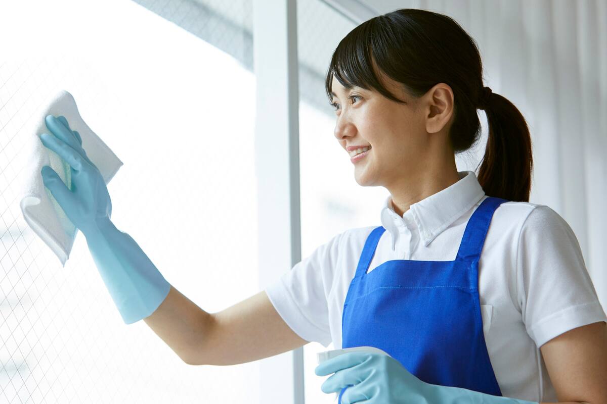 Cómo limpiar los rieles de las ventanas de forma sencilla y sin químicos