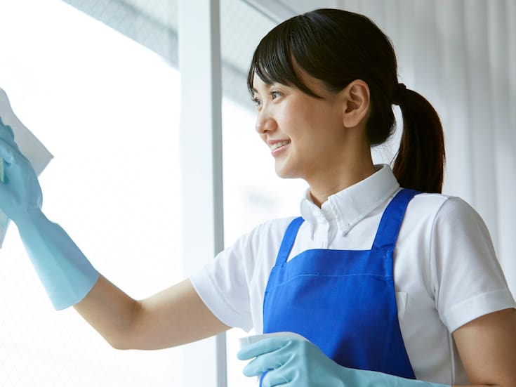 Cómo limpiar los rieles de las ventanas de forma sencilla y sin químicos