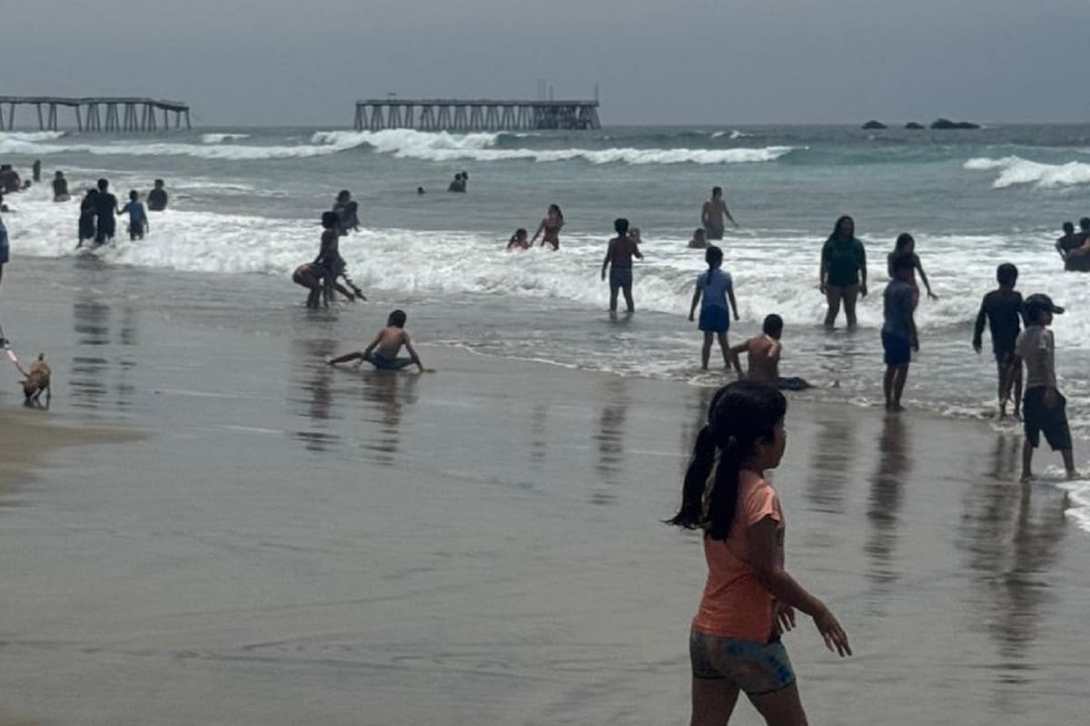 Calor llena las playas de Rosarito; salvavidas mantienen alerta por marea alta