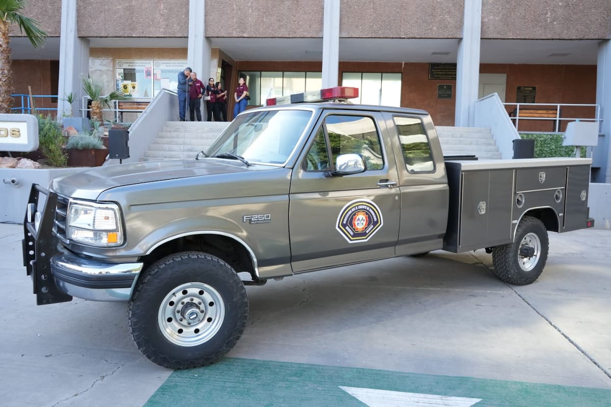 Bomberos forestales de Mexicali reciben unidad todo terreno para rescate