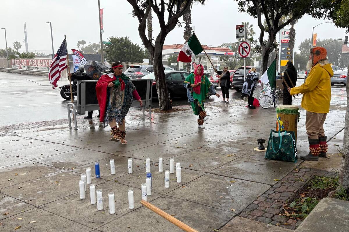 Muestran apoyo a inmigrantes mexicanos bajo la lluvia en San Diego