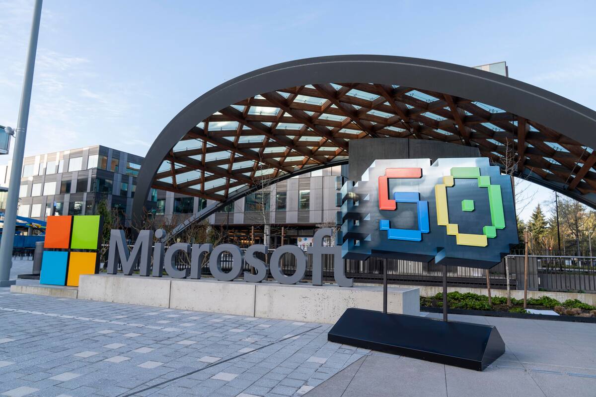 AME5438. SEATTLE (ESTADOS UNIDOS), 04/04/2025.- Fotografía del logo de Microsoft durante la celebración de los 50 años este viernes en la sede de la empresa en Seattle (Estados Unidos). Microsoft celebró este viernes su medio siglo de vida en un evento al que asistió su cofundador Bill Gates quien dijo que con los últimos avances de la empresa en la inteligencia artificial (IA), el titán tecnológico está al "borde de algo aún más profundo que lo que se produjo en los primeros 50 años". EFE/ Angel Colmenares
