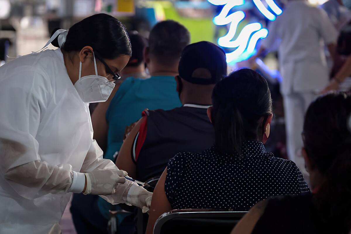 Siete de cada 10 personas adultas cuentan con al menos una dosis contra Covid-19 en el País