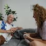 Psicólogos revelan que las personas mayores que cuentan una y otra vez las mismas historias no necesariamente tienen problemas de memoria, pues recordar ciertos momentos de su juventud puede ayudarles a reafirmar quiénes son y mantener viva la memoria familiar