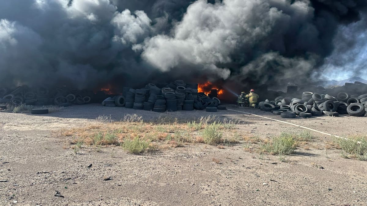 El Cuerpo de Bomberos de
Caborca trabajó durante seis horas, con cinco unidades extintoras y el apoyo de varias pipas para poder controlar el fuego.