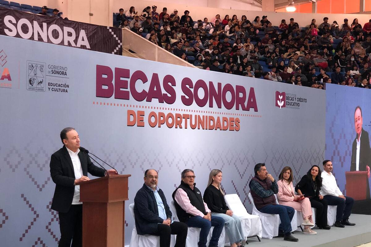Entregan becas a más de 5 mil universitarios cajemenses