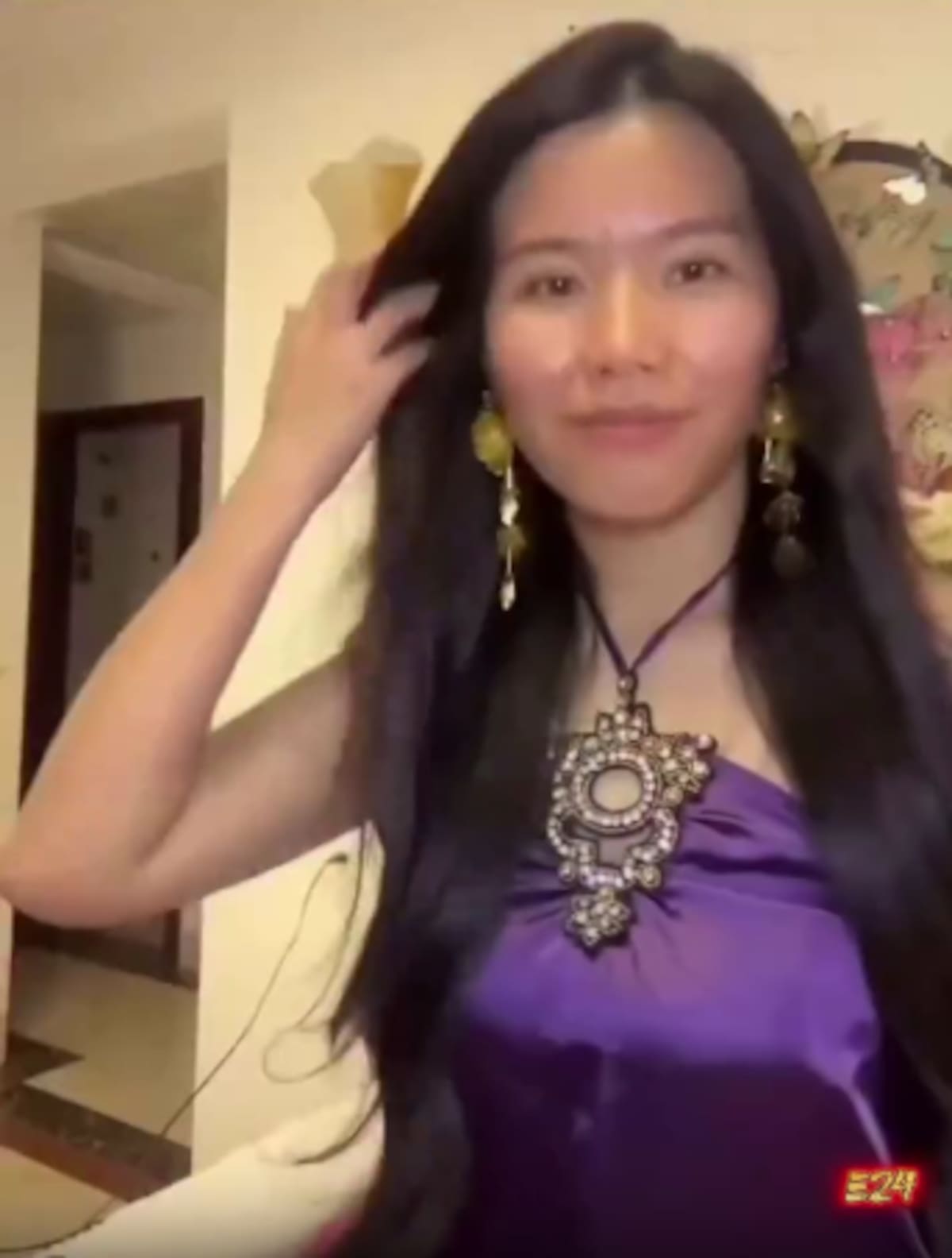 La transmisión perdió el filtro de belleza y la influencer mostró su rostro real a miles de seguidores. (Foto: Captura de pantalla)