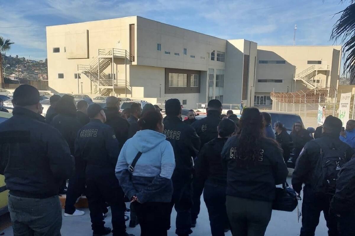 Protestan custodios del penal de Ensenada por mejoras salariales