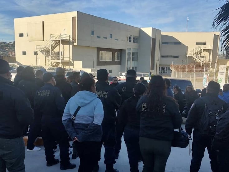 Protestan custodios del penal de Ensenada por mejoras salariales