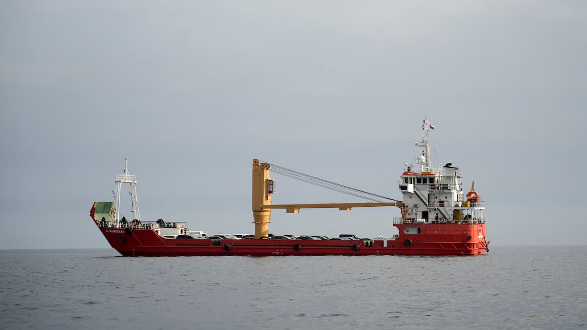 Barcos ocultan su ubicación real y suplantan identidades para atravesar el estrecho de Ormuz pese a bloqueos navales que amenazan el comercio energético internacional