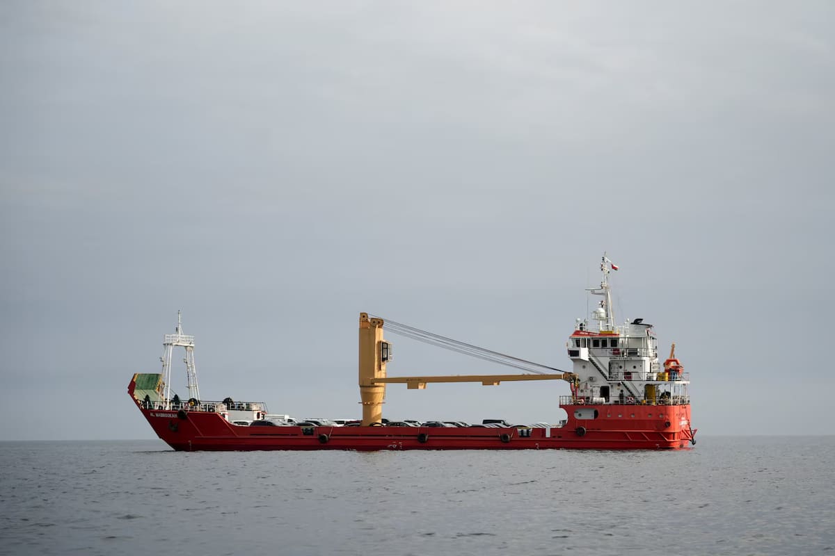 Barcos ocultan su ubicación real y suplantan identidades para atravesar el estrecho de Ormuz pese a bloqueos navales que amenazan el comercio energético internacional