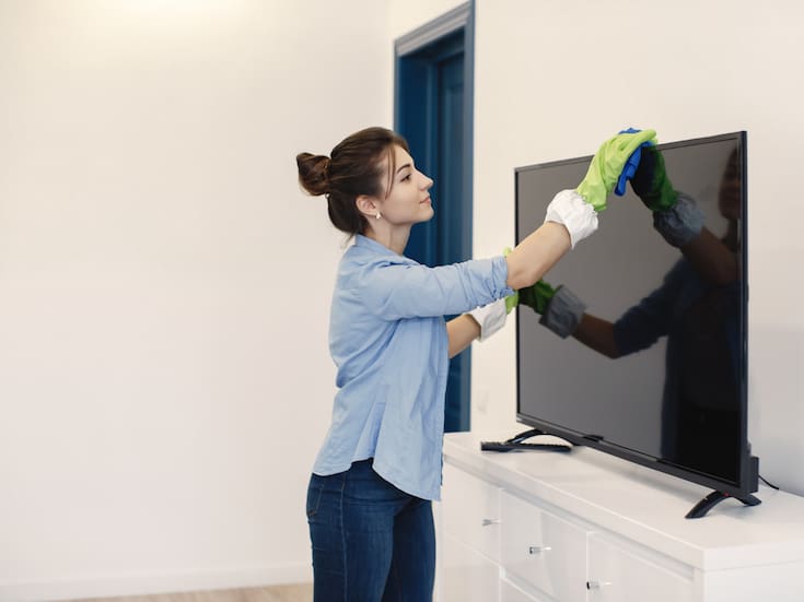 Cómo limpiar la pantalla de tu televisor sin rayarla: El método correcto que recomiendan los fabricantes