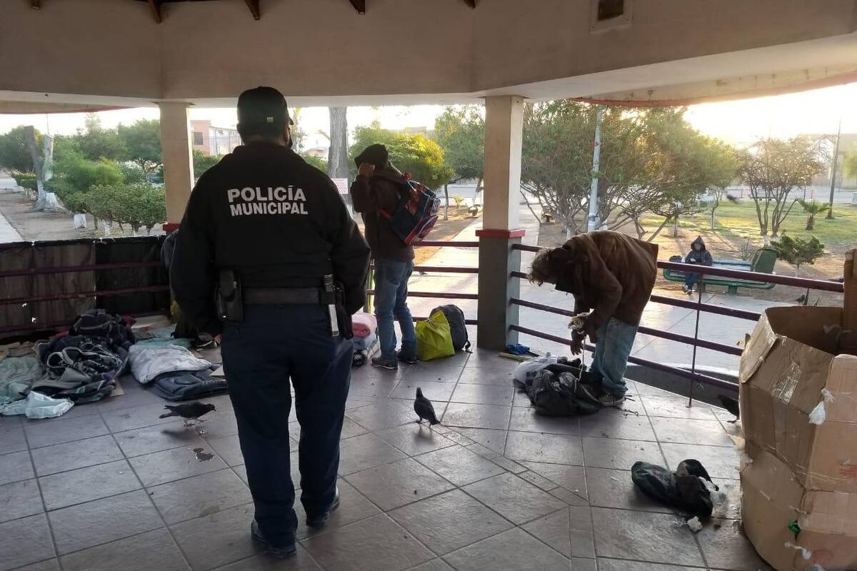 Piden a personas en situación de calle no dormir en parques ni debajo de puentes
