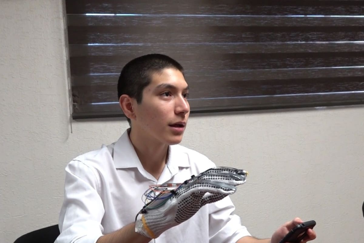 Estudiante de Unison crea guantes inteligentes para traducir LSM a voz y texto