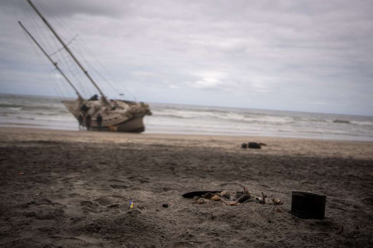 Barco de estadounidense queda varado en Playas de Tijuana tras ser arrastrado por corrientes