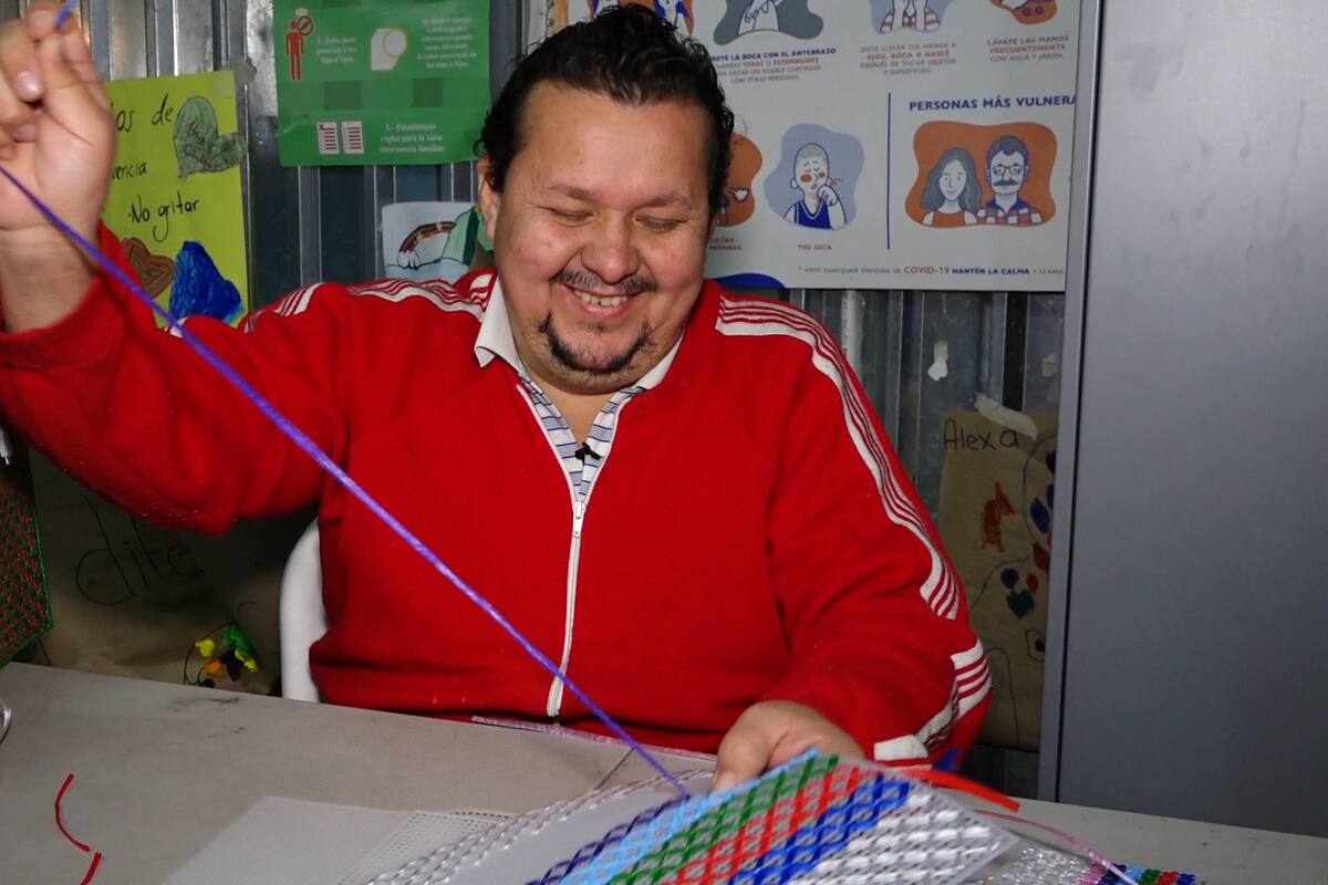 Migrante hace bolsas para subsistir en Tijuana