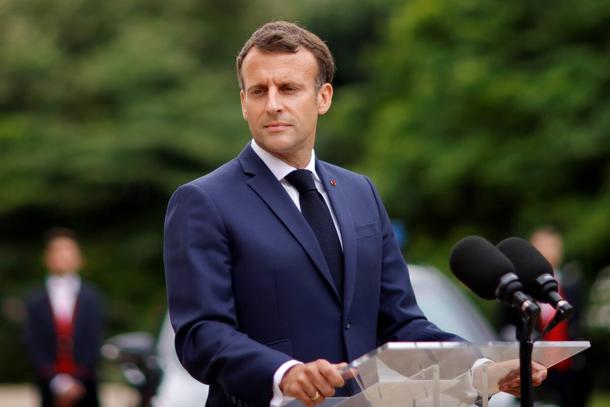 Emmanuel Macron demanda a hombre que lo comparó con Adolf Hitler