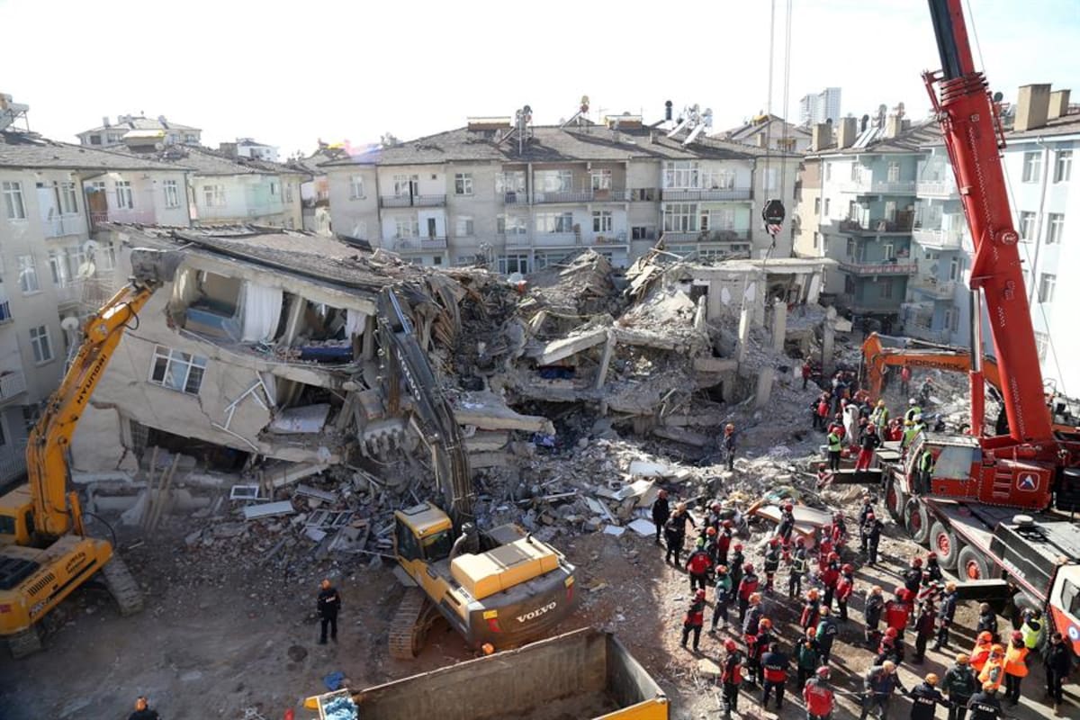 Van 35 víctimas mortales tras fuerte sismo en Turquía