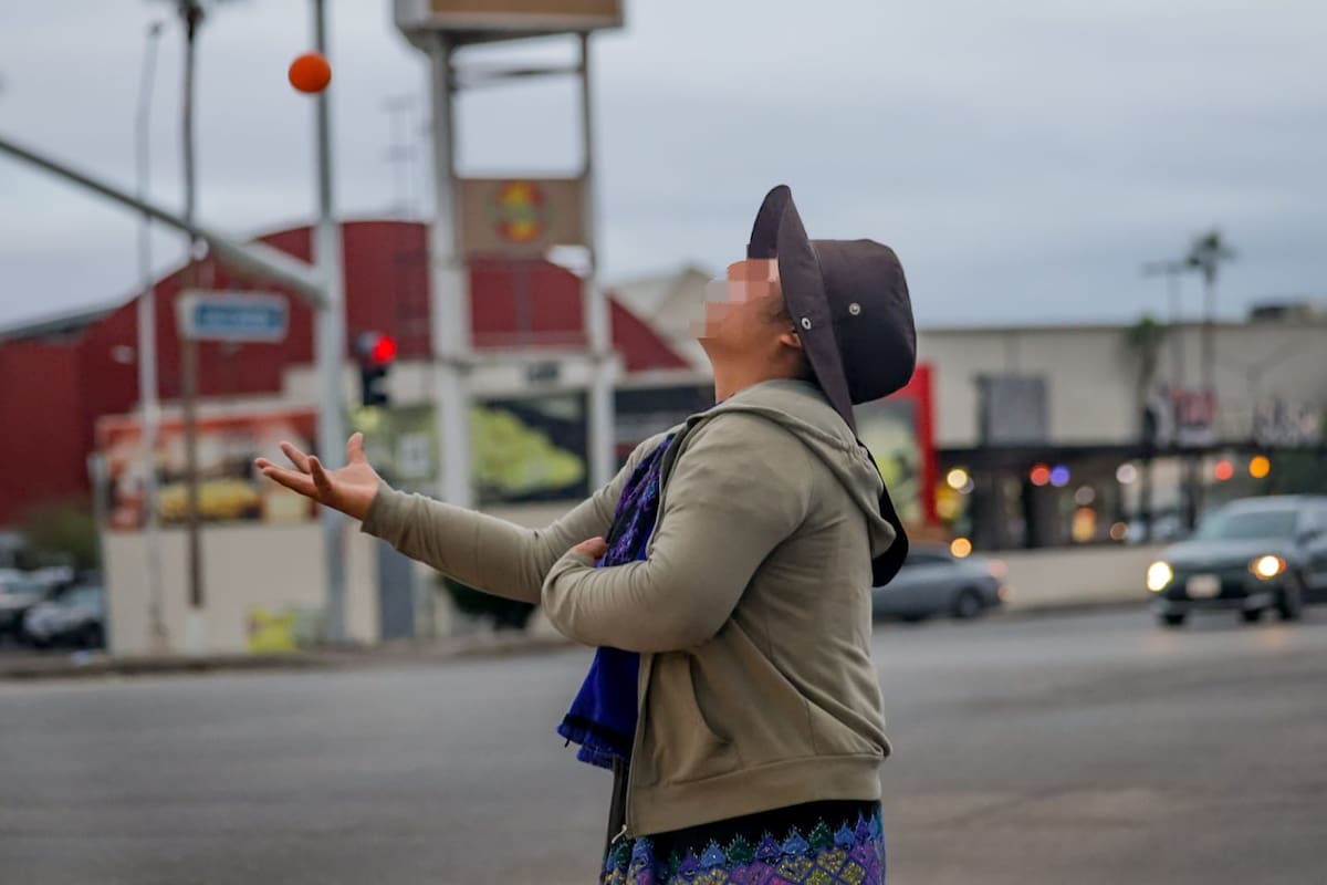 En la calle ¿por necesidad?; menores y mujeres en los semáforos de Mexicali