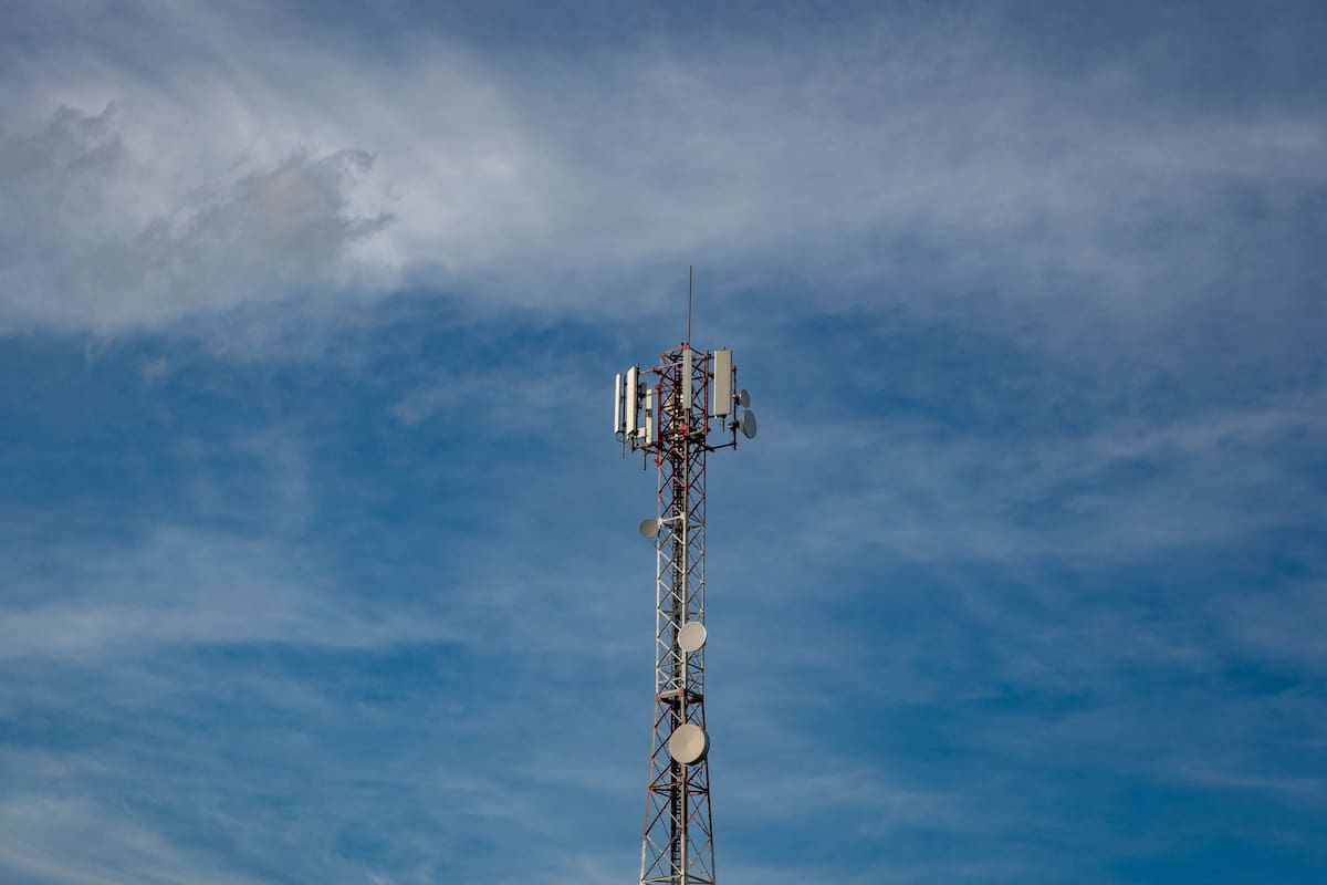 Indemnizan con casi 11 mil dólares a una pareja que demandó por una antena de celulares instalada a 25 metros de su casa en Argentina, tras años de litigio por las molestias que denunció